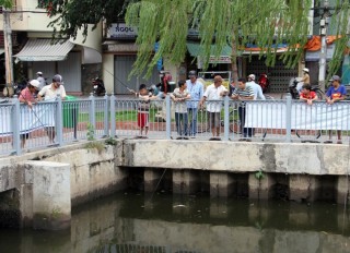 TP HCM quyết chống nạn câu cá trên kênh