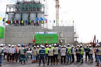 Lắp máy biến áp chính của tổ máy số 1