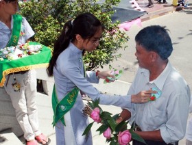 Rưng rưng cài hoa hồng lên ngực áo trong lễ Vu Lan