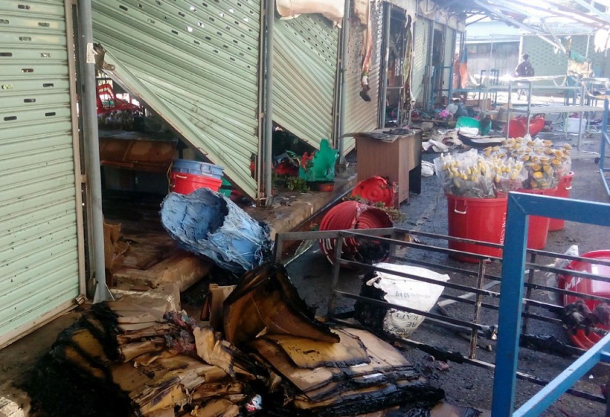 TP HCM: Cháy lớn tại chợ nông sản Thủ Đức