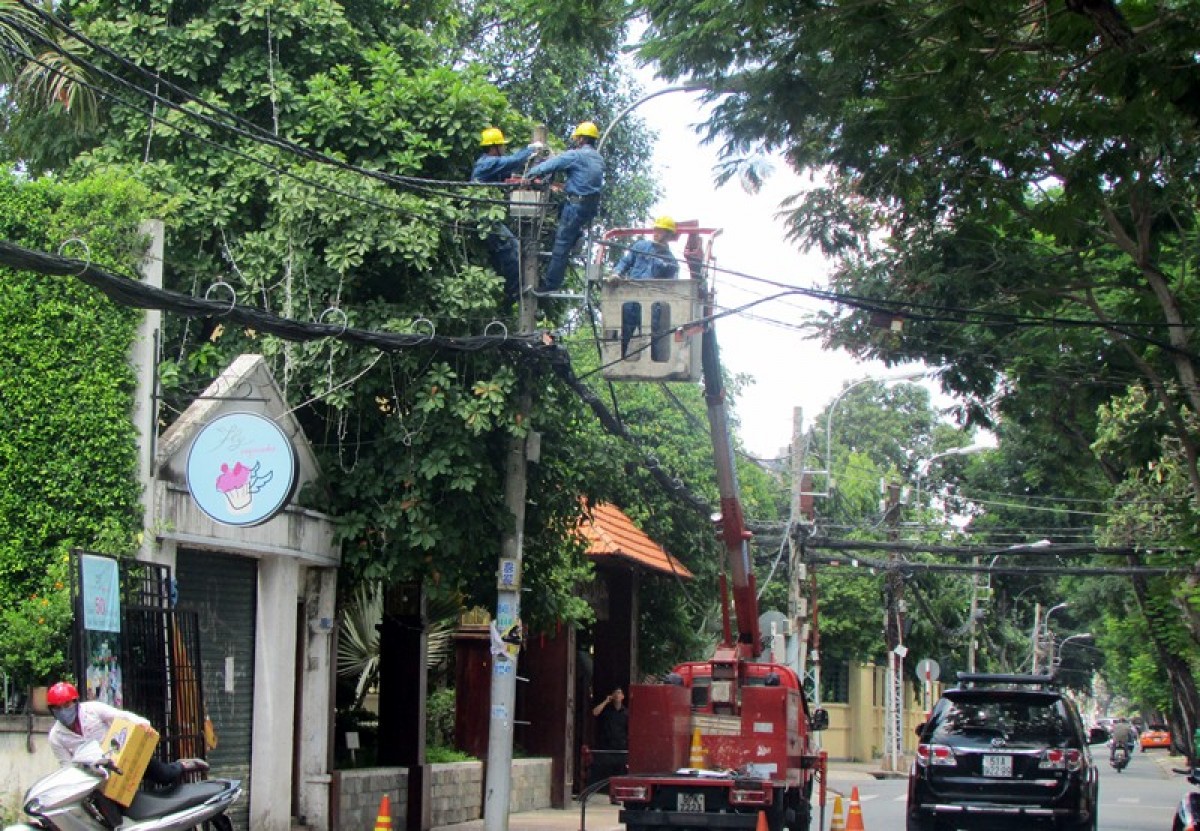 TP HCM: Cột điện cháy nổ dữ dội