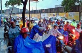 xe hai banh duoc chay tren cau vuot thep hang xanh