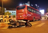 xe hai banh duoc chay tren cau vuot thep hang xanh