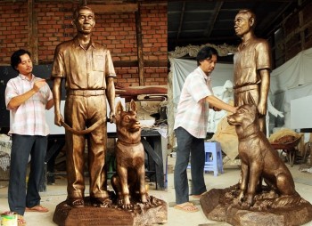 Giáo sư Larry Berman tặng Đường sách TP.HCM tượng Phạm Xuân Ẩn