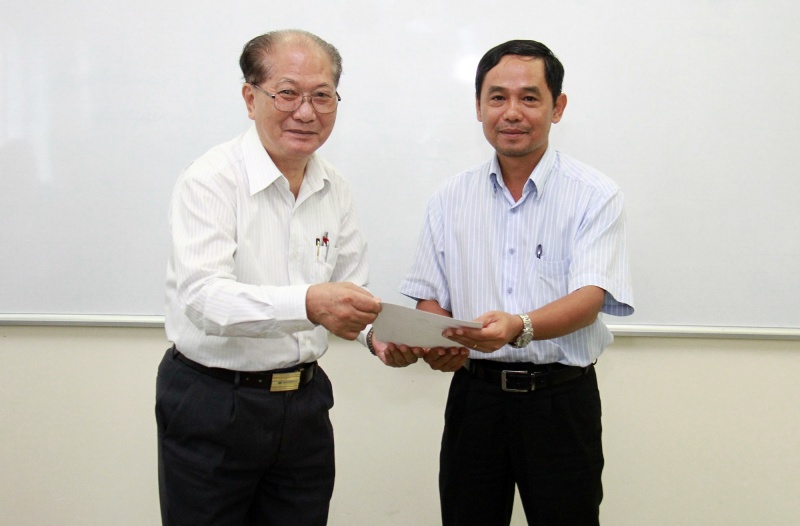hoi dau khi trao chung chi khoa hoc ve cong nghe cho can bo vietsovpetro