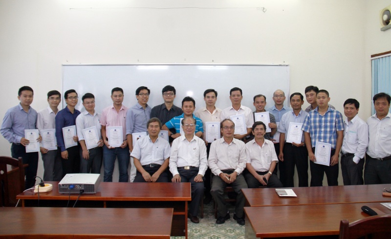 hoi dau khi trao chung chi khoa hoc ve cong nghe cho can bo vietsovpetro