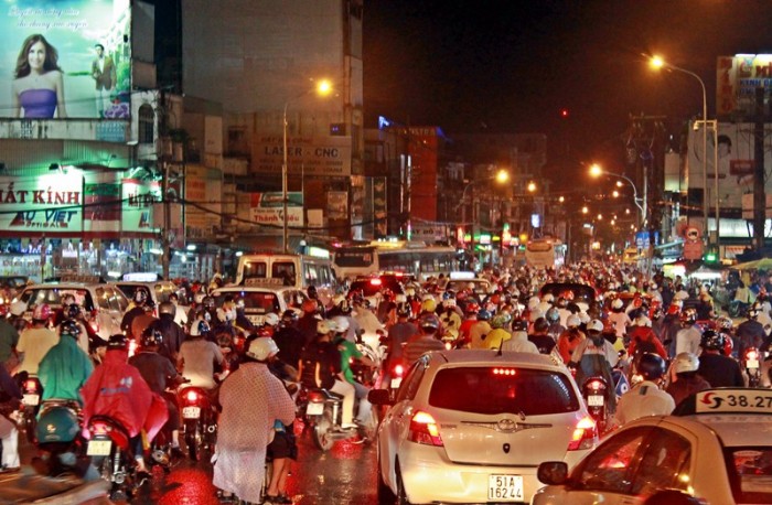 xe hai banh duoc chay tren cau vuot thep hang xanh