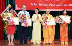 Trao kỷ niệm chương cho người làm công trình khí