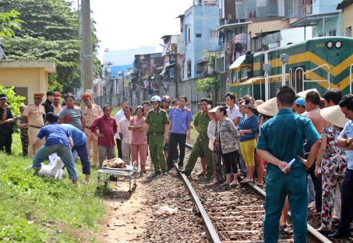 di tren duong sat bi tau can tu vong