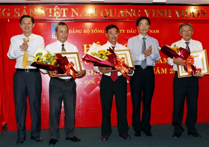 pv oil tong ket cong tac dang 2015
