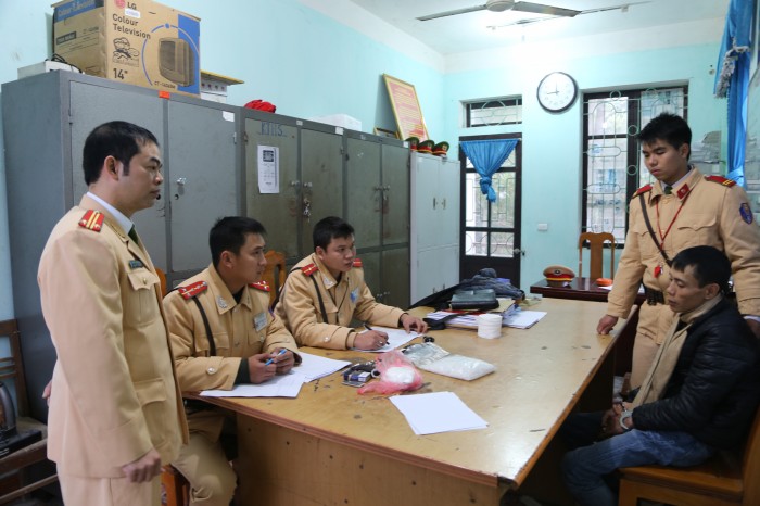 mang 15kg ma tuy di taxi khong bat den