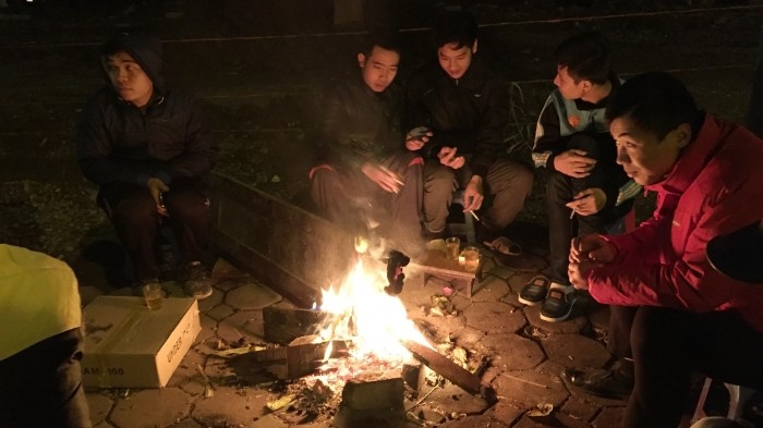 chum anh nguoi ha noi thi nhau dot lua suoi trong dem dai han