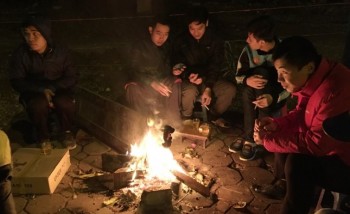 [Chùm ảnh] Người Hà Nội đốt lửa chống chọi với đại hàn