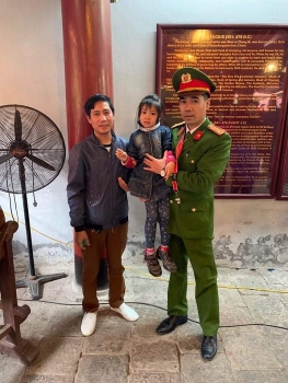 Hà Nội: Tìm cha mẹ cho cháu bé bị lạc tại Văn Miếu