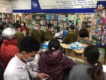 Phạt quầy thuốc bán khẩu trang không để bảng giá