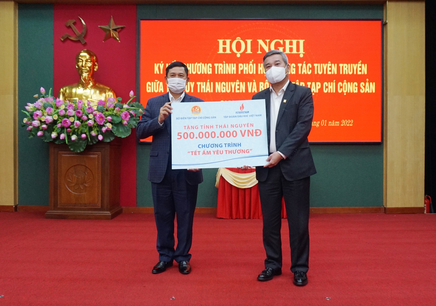 Petrovietnam trao 500 triệu đồng ủng hộ Chương trình “Tết ấm yêu thương” của tỉnh Thái Nguyên