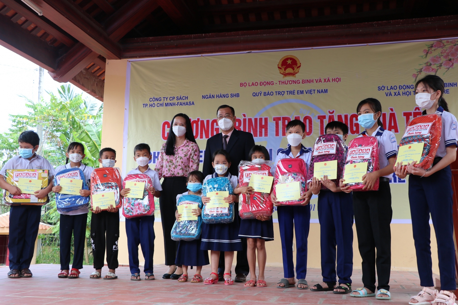 400 suất quà đến với hộ nghèo, gia đình chính sách khó khăn, trẻ em có hoàn cảnh đặc biệt tại Bến Tre