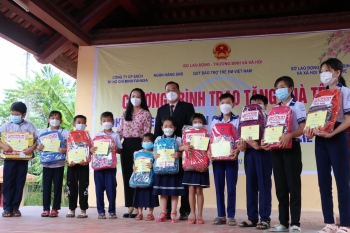 400 suất quà đến với hộ nghèo, gia đình chính sách khó khăn, trẻ em có hoàn cảnh đặc biệt tại Bến Tre