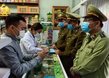 Kiểm tra việc niêm yết giá bán hàng hóa thiết yếu phòng chống Covid-19