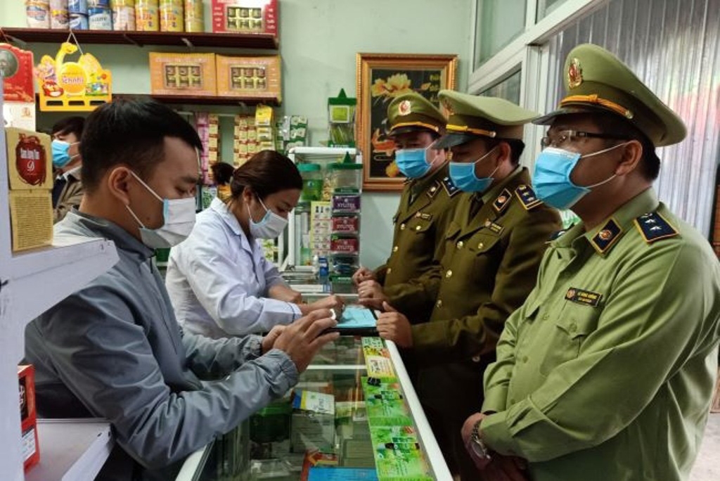 Kiểm tra việc niêm yết giá bán hàng hóa thiết yếu phòng chống Covid-19