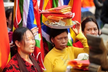 Chen chúc trước giờ khai ấn Đền Trần