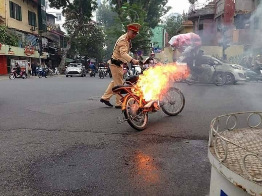 ha noi xe dap dien boc chay giua duong