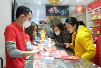 Hà Nội: Người dân đeo khẩu trang xếp hàng mua vàng ngày vía Thần Tài từ 3 giờ sáng