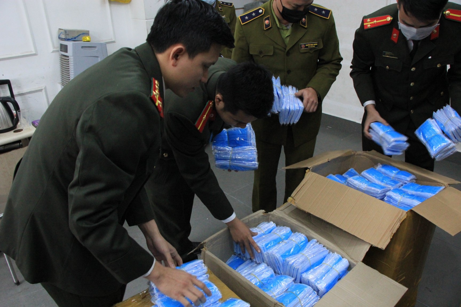 thu giu khoang 120000 chiec khau trang dang chuan bi ban ra nuoc ngoai