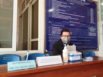 Hà Nội: Đo thân nhiệt, phát khẩu trang cho người dân đến phường làm việc