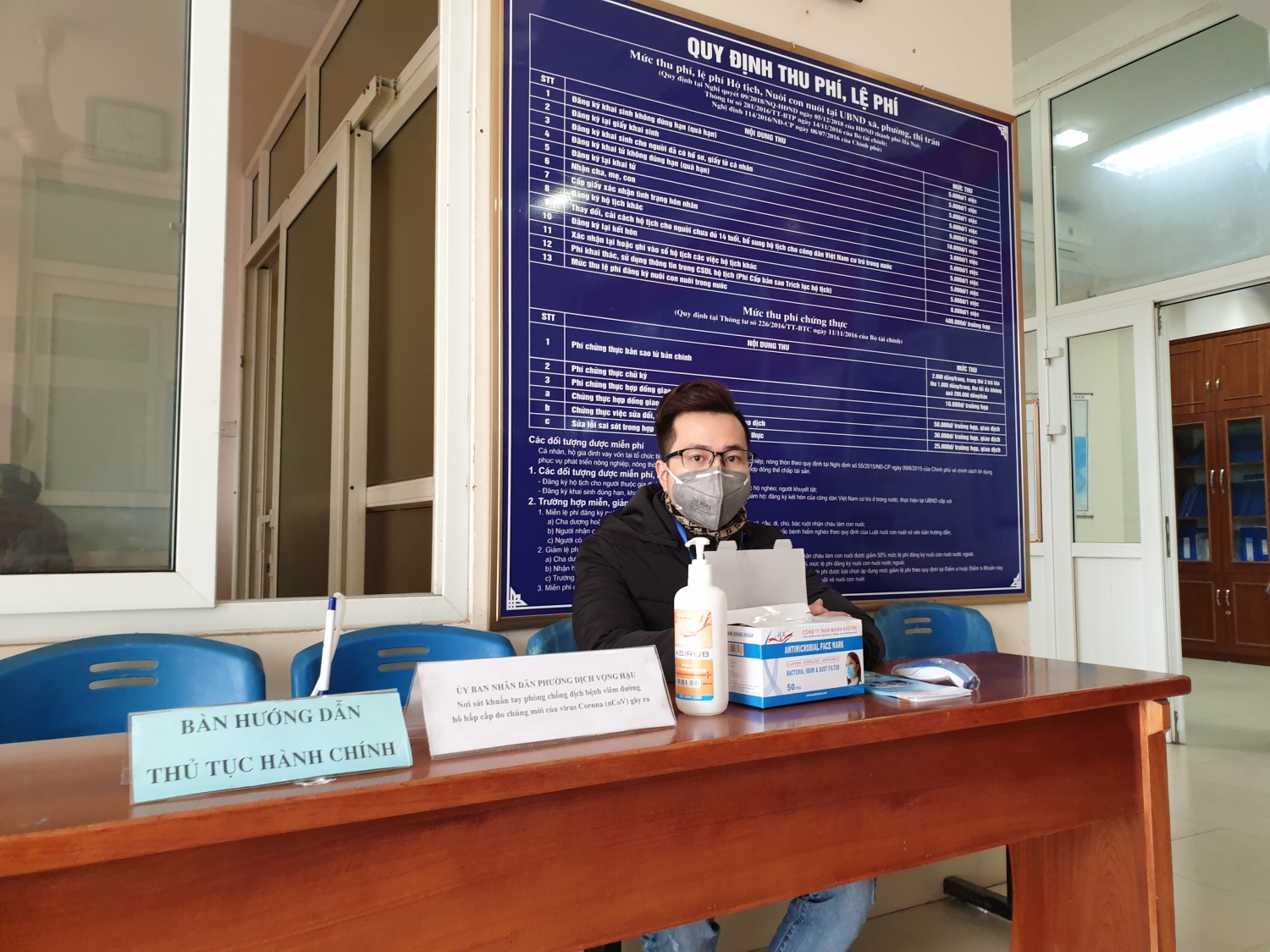 ha noi do than nhiet phat khau trang cho nguoi den phuong lam viec