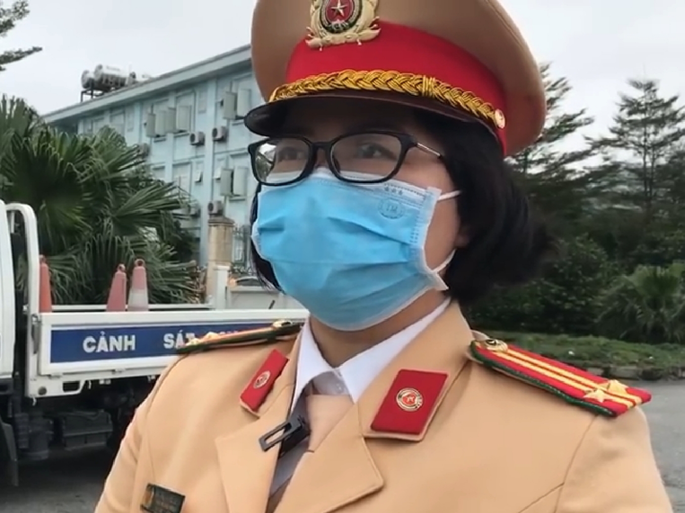 csgt phat 1500 chiec khau trang tren cao toc