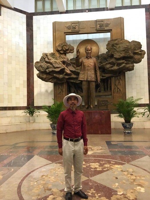 nguoi giong bac ho den vieng lang bac