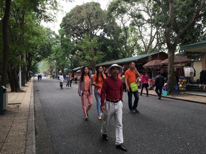 nguoi giong bac ho den vieng lang bac