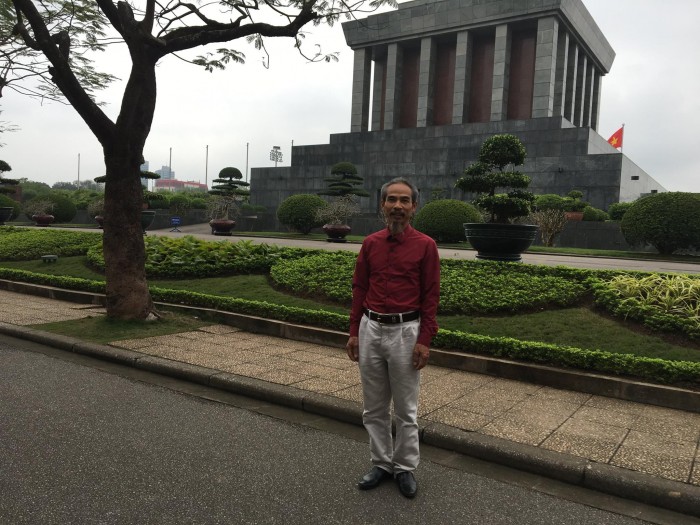 nguoi giong bac ho den vieng lang bac