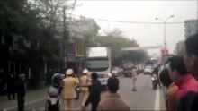 ha noi xe innova tong csgt roi bo chay