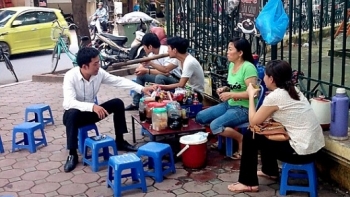 Đưa hộ nghèo vào bán hàng nước tại phố đi bộ