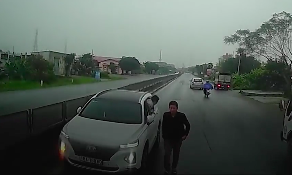 de nghi xu ly lai xe 7 cho di nguoc chieu doi hanh hung nguoi dan