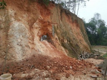 Đi đào cao lanh, hai vợ chồng bị vùi lấp trong hầm