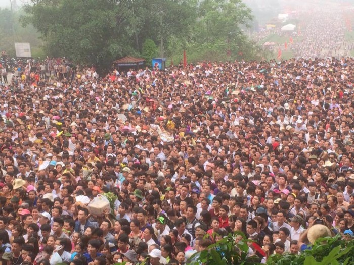 chum anh bien nguoi chen lan tai le hoi den hung