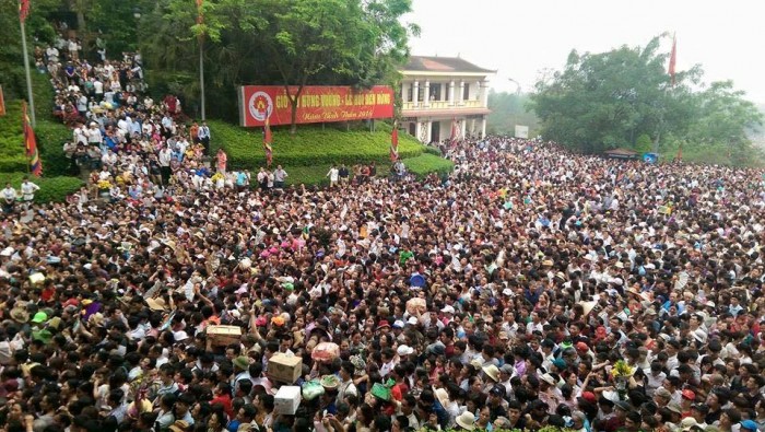 chum anh bien nguoi chen lan tai le hoi den hung