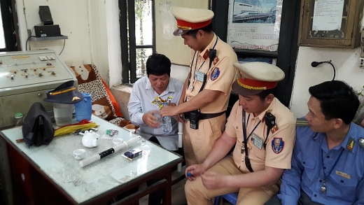csgt ha noi giup do nguoi dan ong gap nan