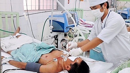 Hà Nội: Nhập viện cấp cứu sau khi uống nửa lít rượu