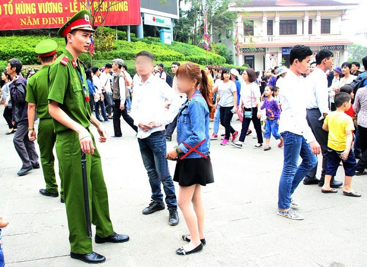 nghiem cam mac phan cam dang huong tai le hoi den hung