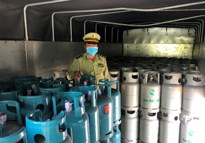 Tạm giữ 300 bình gas có dấu hiệu giả mạo TOTAL GAS, PETROLIMEX