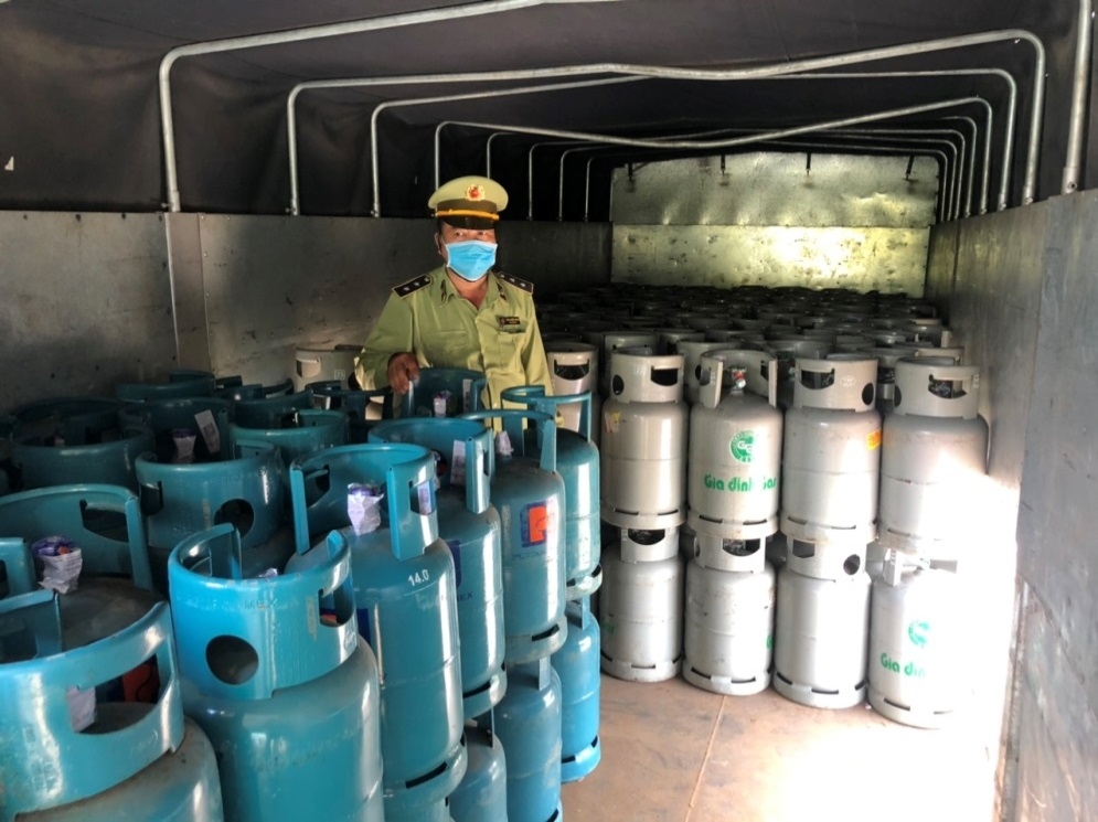 Tạm giữ 300 bình gas có dấu hiệu giả mạo TOTAL GAS, PETROLIMEX