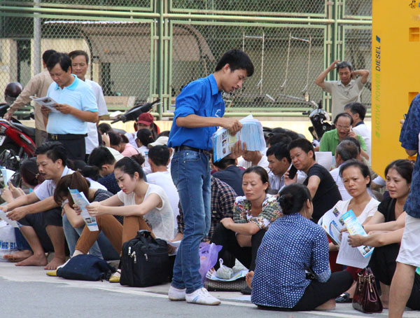 Phụ huynh vật vã chờ con thi Đại học dưới cái nắng 44 độ C