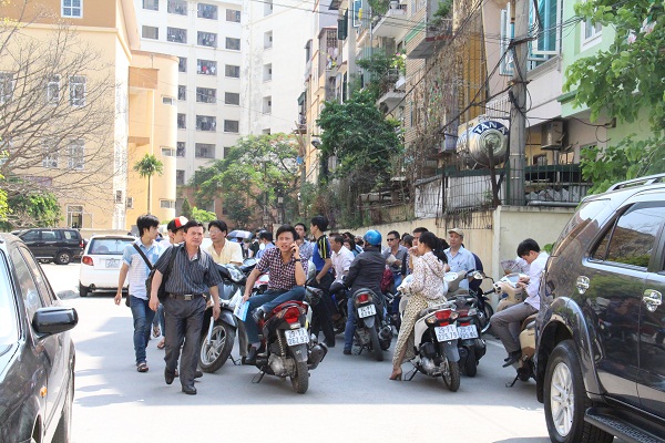 Phụ huynh vật vã chờ con thi Đại học dưới cái nắng 44 độ C