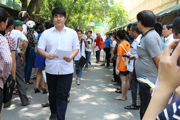 Phụ huynh vật vã chờ con thi Đại học dưới cái nắng 44 độ C