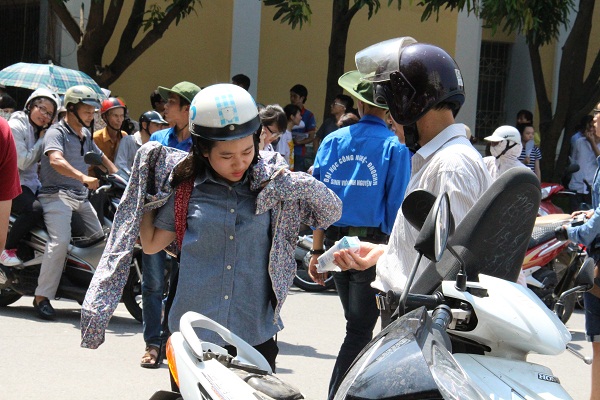 Phụ huynh vật vã chờ con thi Đại học dưới cái nắng 44 độ C