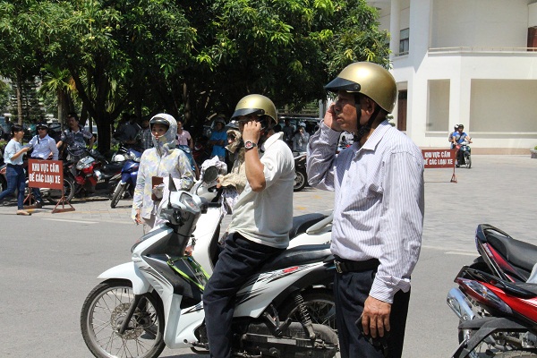 Phụ huynh vật vã chờ con thi Đại học dưới cái nắng 44 độ C